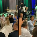 "Bravo,: Kume!" Mladić iz Kine se latio mikrofona na svadbi i oduševio Balkan: "Malo viski, malo koka-kola" (video)