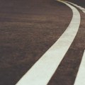Da li znate šta znači dvostruko isprekidana linija na putu?