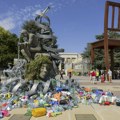 FOTO, VIDEO: U Ženevi postavljena statua Mislioca zatrpanog smećem - da pošalje poruku o zagađenju planete