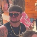 Postao svetski poznat zbog "šerpa frizure", a sada ulazi u muzičke vode: Objavio svoju prvu pesmu i planira da postane milioner…