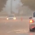 Potop u komšiluku, kola zaglavljena u bujici Jezivi snimci sa ulica (video)