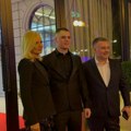 Moćnik sa estrade izašao sa sinom i suprugom koja se nikada nije eksponirala: Oko njih obezbeđenje