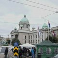 Noć bez incidenata ispred Skupštine Srbije: Dve grupe građana i dalje ispred, razdvaja ih policija i metalna ograda
