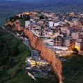I dalje traje drama na Siciliji zbog klizišta: Centar grada bi mogao da se uruši svakog trenutka! (video, foto)