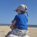 Miloš Timotijević sa sinom u PortugalU. Mali Jakov je baš porastao, glumac ga nosi na ramenima, prizor sa plaže oduševio, prvi…