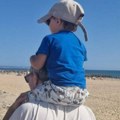 Miloš Timotijević sa sinom u PortugalU. Mali Jakov je baš porastao, glumac ga nosi na ramenima, prizor sa plaže oduševio, prvi…