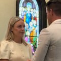 Zbog ovog gafa mlade na crkvenom venčanju ljudi vrište od smeha: Trenutak nepažnje postao viralan na mrežama
