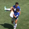 (ВИДЕО) Каква људина: Рукама изнео повређеног саиграча са терена