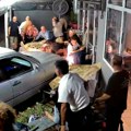 Dramatičan snimak iz popularne srpske destinacije: Pijani vozač "mercedesom" uleteo u baštu taverne i pokosio goste