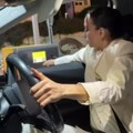 Edita Aradinović gura platnu karticu u automat za parking: Njen kolega ne veruje šta se dešava (video)