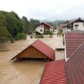 Jako nevreme pogodilo Sloveniju, vodena bujica nosi sve pred sobom