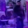 Ekskluzivno! Jeziv snimak pokušaja ubistva u Skadarliji vitlao pištoljem u punoj kafani, ljudi se kriju ispod stolova (video)