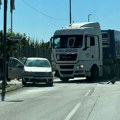 Sudar kamion i "fiat punta" u Čačku: Rasuti delovi vozila po ulici