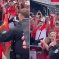 Policajac uzeo albansku zastavu i pokazivao dvoglavog orla! Isplivao skandalozan snimak sa Evropskog prvenstva