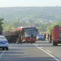 RTS: Sudar autobusa i kamiona između Umke i Ostružnice, jedna osoba poginula, više od 15 povređenih