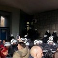 Završen protest u Novom Sadu: Studenti se ogradili od klinča opozicionih odbornika i policije, održali 15 minuta ćutanja i…