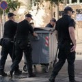 Policija uklonila ograde i kontejnere na blokadi u Zemunu (VIDEO)