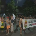 Građani ispred stana Zlatibora Lončara