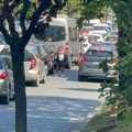 Stravična scena u Beogradu: Devojčicu koja prosi na ulici umalo zgazio autobus - pomozite ovom detetu!