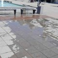 Velika bara na platou Gradskog trga zbog curenja vode iz fontane, evo šta kažu iz JP “Gradac“