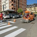 Obeležavanje horizontalne signalizacije na više lokacija u gradu