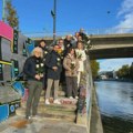 Međunarodne medijske organizacije u Beču položile 16 belih ruža u Dunav za žrtve pada nadstrešnice