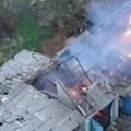 Na kolenima puzali iz zapaljenog objekta Ruska ofanziva i čišćenje Zvanovke snimljeni kamerom