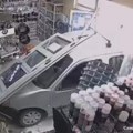 Аутомобил улетео у продавницу у Лазаревцу. Страшан снимак са сигурносних камера: радници за длаку избегли смрт