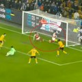 Svet u neverici gleda rasplet u Premijer ligi, da li je moguće da će ovaj gol možda koštati Arsenal titule...