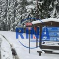 Skoro 20 centimetara novog snega - zimska idila na Zlataru usred marta: Mehanizacija na terenu, a putevi pročišćeni