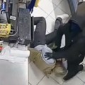 "Rekao je 'predaj pazar' i izvadio oružje": Prodavačica golim rukama zaustavila pljačkaša u Mostaru! Otela mu automatsku…