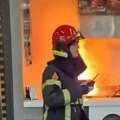Vatra gutala stan na osmom spratu u Novom Sadu u kom je zarobljena baka, vatrogasci munjevito reagovali i spasili ženu