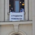 VIDEO: Poslanici DS razvili transparent na zgradi Skupštine "Studenti pobeđuju"
