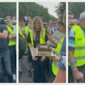 VIDEO Aplauz, torta i rođendanska pesma: Na skupu ispred Pravnog fakulteta i deka Veroljub kog je na istom mestu pre devet…