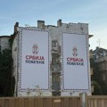 Igra simbolima i manifestacija moći: Ogromni baneri sa natpisom „Srbija pobeđuje“ i u Novom Sadu