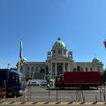 U toku pripreme za sutrašnji skup SNS ispred Skupštine Srbije: Ulice zatvorene, postavlja se bina, izmenjene i linije gradskog…