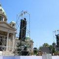 U toku pripreme za sutrašnji skup SNS ispred Skupštine Srbije: Ulice zatvorene, postavlja se bina, izmenjene i linije gradskog…