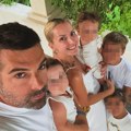 Pevačica (39) sa bliznakinjama, ćerkom, sinom i mužem slavi: Rodila četvoro dece, a porodična slika oduševila sve…