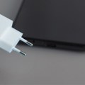Punjač vam je stalno u utičnici? Evo koliko vas to zaista košta