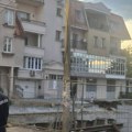 Prve fotografije sa lica mesta: Automobil upao u rupu u Beogradu, evakuisani stanari susedne zgrade