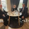 Vladike Grigorije i Joanikije sa Bodirogom za stolom broj tri