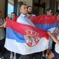 Aktivisti u Novom Sadu ogrnuli Mirčića srpskom zastavom: „Ne budite Šešelj“