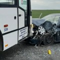 U udesu autobusa i auta četvoro povređenih, među njima i dete Haos između Bačke Topole i Stare Moravice (foto)