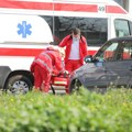 Teška saobraćajka u Dimitrija Tucovića: Sudarili se BMW i kamion, hleb se rasuo svuda po ulici, dve osobe povređene (foto)