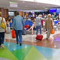 Srbi doživeli užas na aerodromu! Zbog greške kompanije par sa bebom izbacili iz aviona, 30 sati bili bez hrane