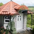 PVC prozori i vrata, ispred ruže puzavice, a prezime uklesano u mermeru Velići sebi za života u dvorištu digli grobnicu s…