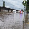 Posledice razornog nevremena U Kruševcu: Četiri osobe evakuisane iz poplavljenih automobila, na ulicama voda do kolena…