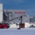 Avion se prevrnuo pri sletanju u Toronto, svi preživeli