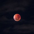 Na zapadnoj hemisferi noćas bilo vidljivo potpuno pomračenje "krvavog Meseca"