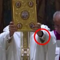 Ljudi ne mogu da veruju: Novi papa podigao ruku, a ispod rukava provirio detalj koji niko nije očekivao